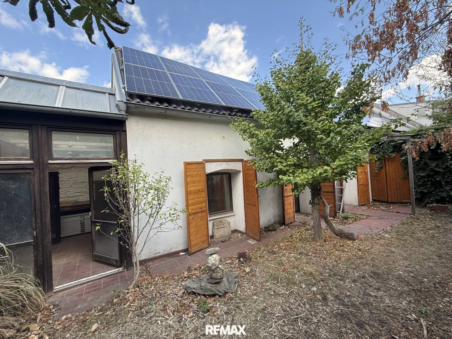 Charming partly in need of renovation architectural gem with optimal usable area, winter garden, natural stone vaulted cellar