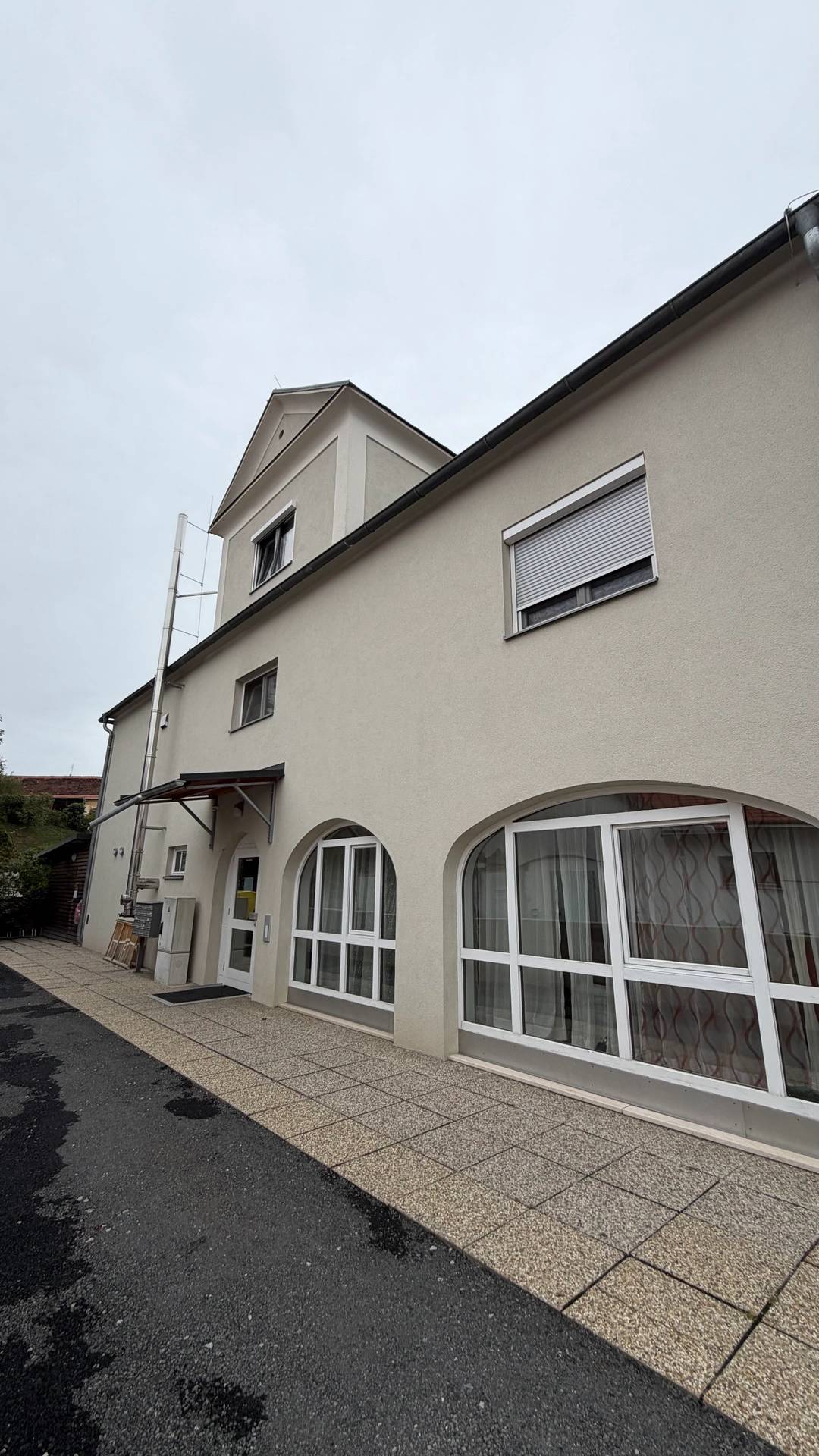Bright apartment with fitted kitchen centrally in a quiet market town