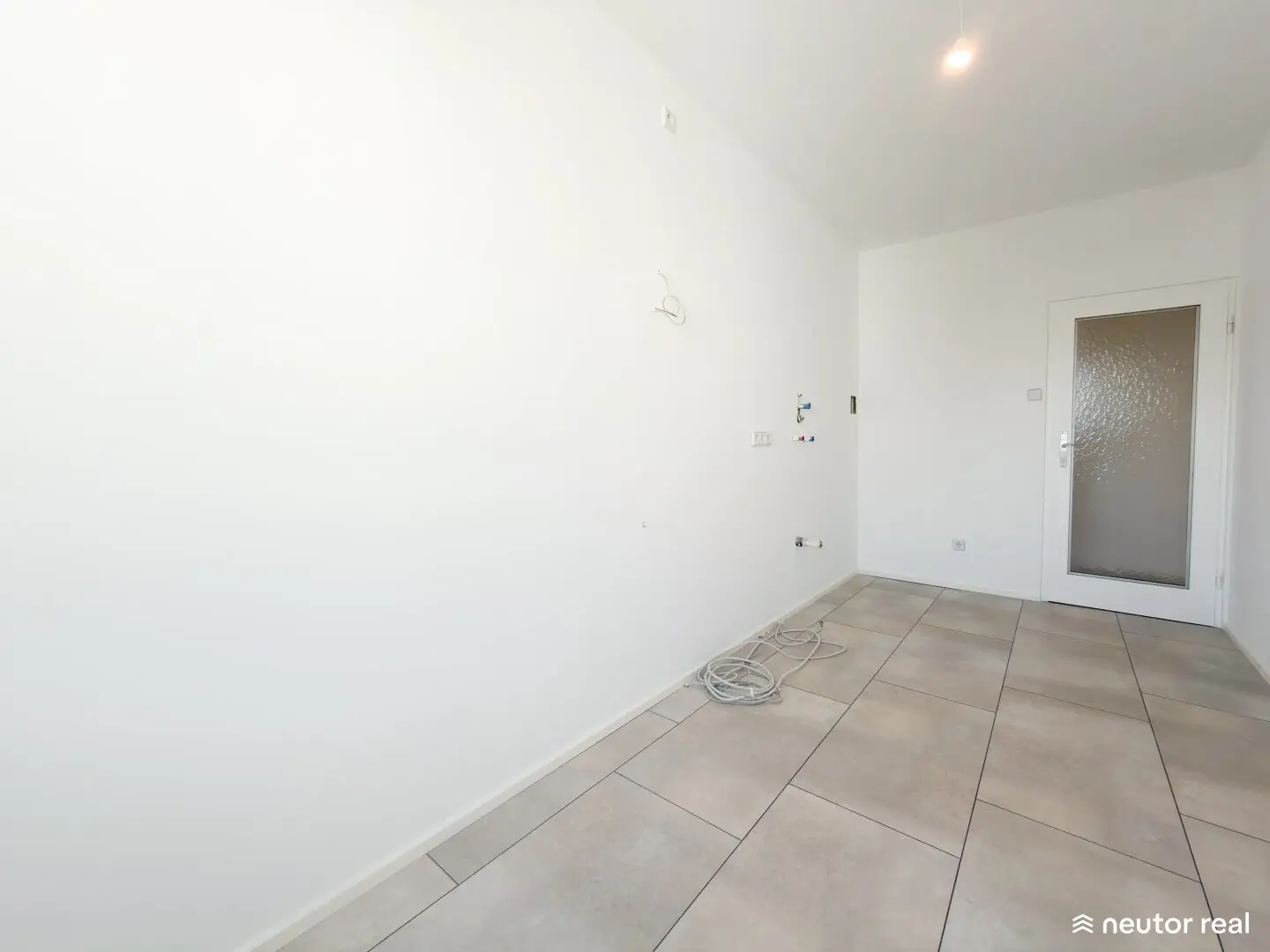 Partial renovation Quiet 3-room apartment Courtyard location Practical floor plan Near U2