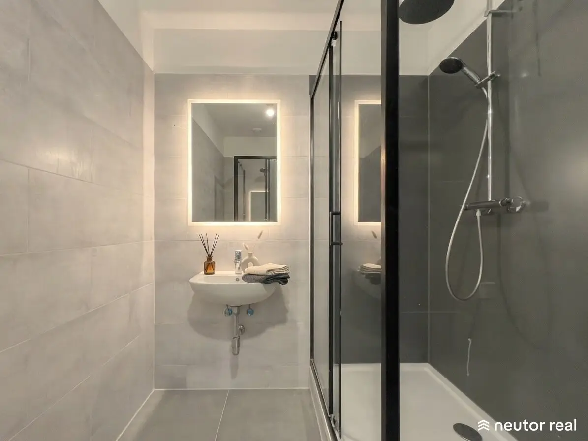 Partial renovation Quiet 3-room apartment Courtyard location Practical floor plan Near U2