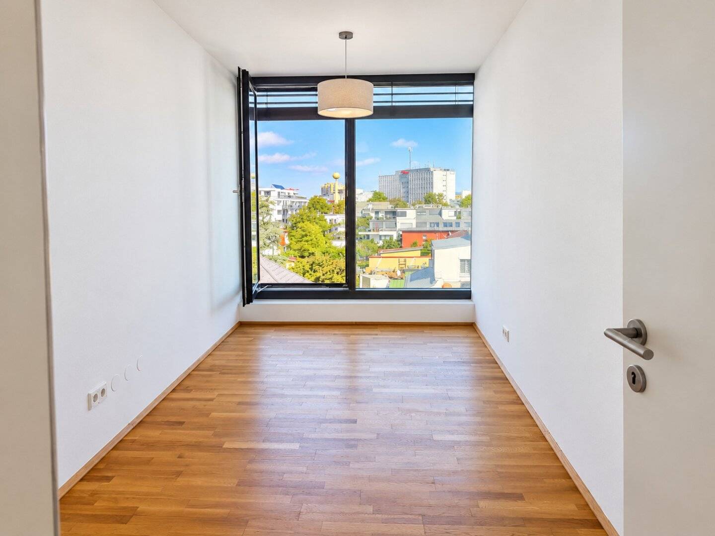 Exclusive 3-room attic apartment with generous terrace and distant view