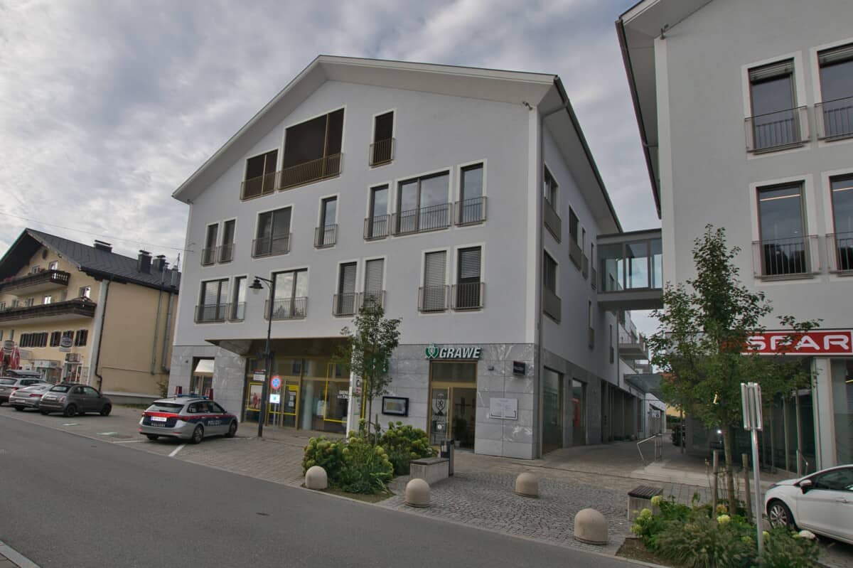 Bright apartment with large balcony near Attersee