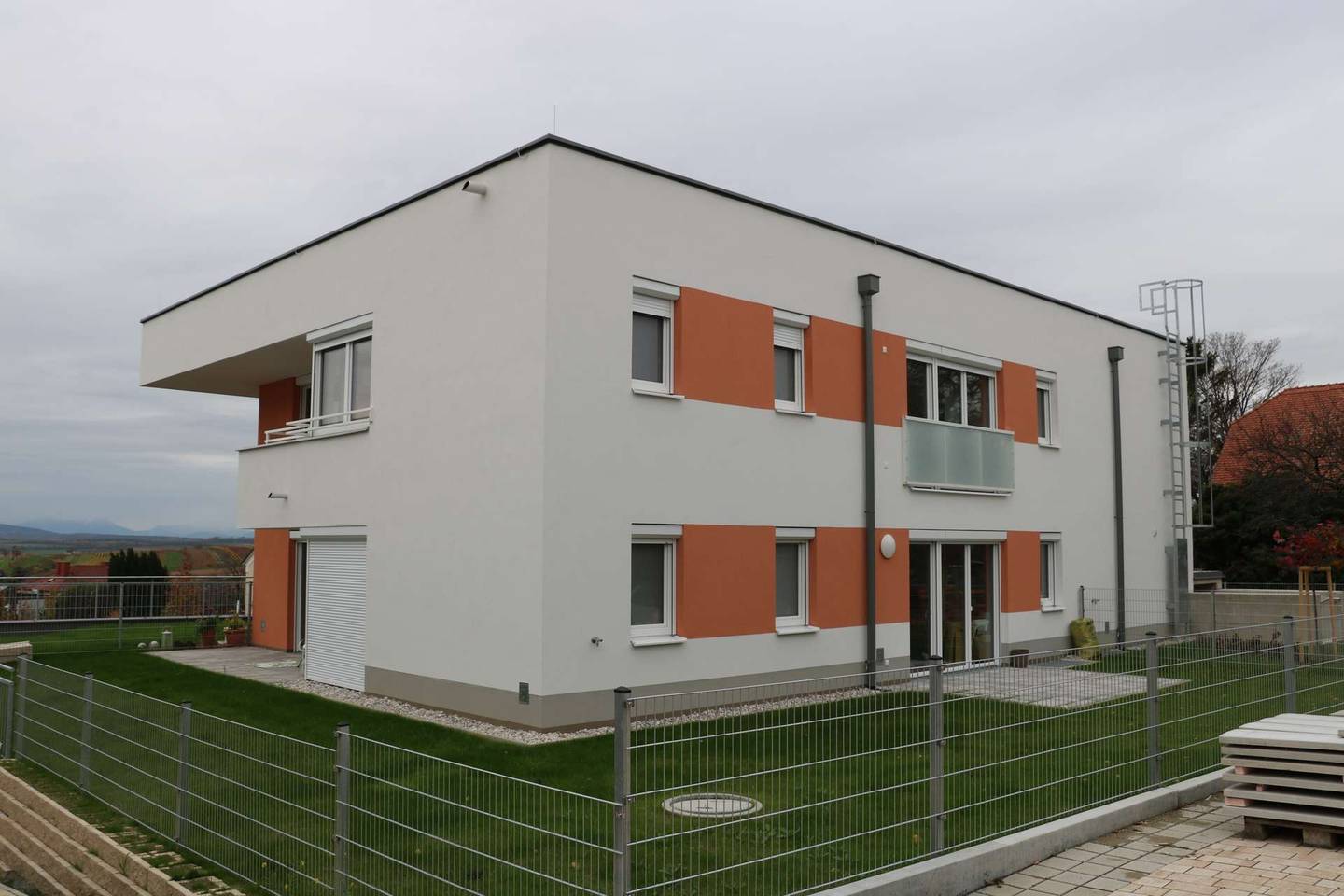 Like new apartment with private garden and terrace