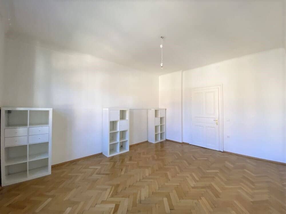COMMISSION-FREE - Beautiful flatshare-suitable 4-room old building apartment with separate kitchen and balcony in prime location, near TU Graz – suitable for 4-person flatshare