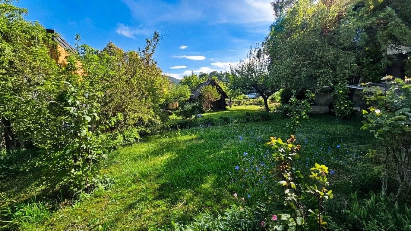 Centrally located, sunny, spacious plot, house expandable (also suitable as a construction project), very good infrastructure