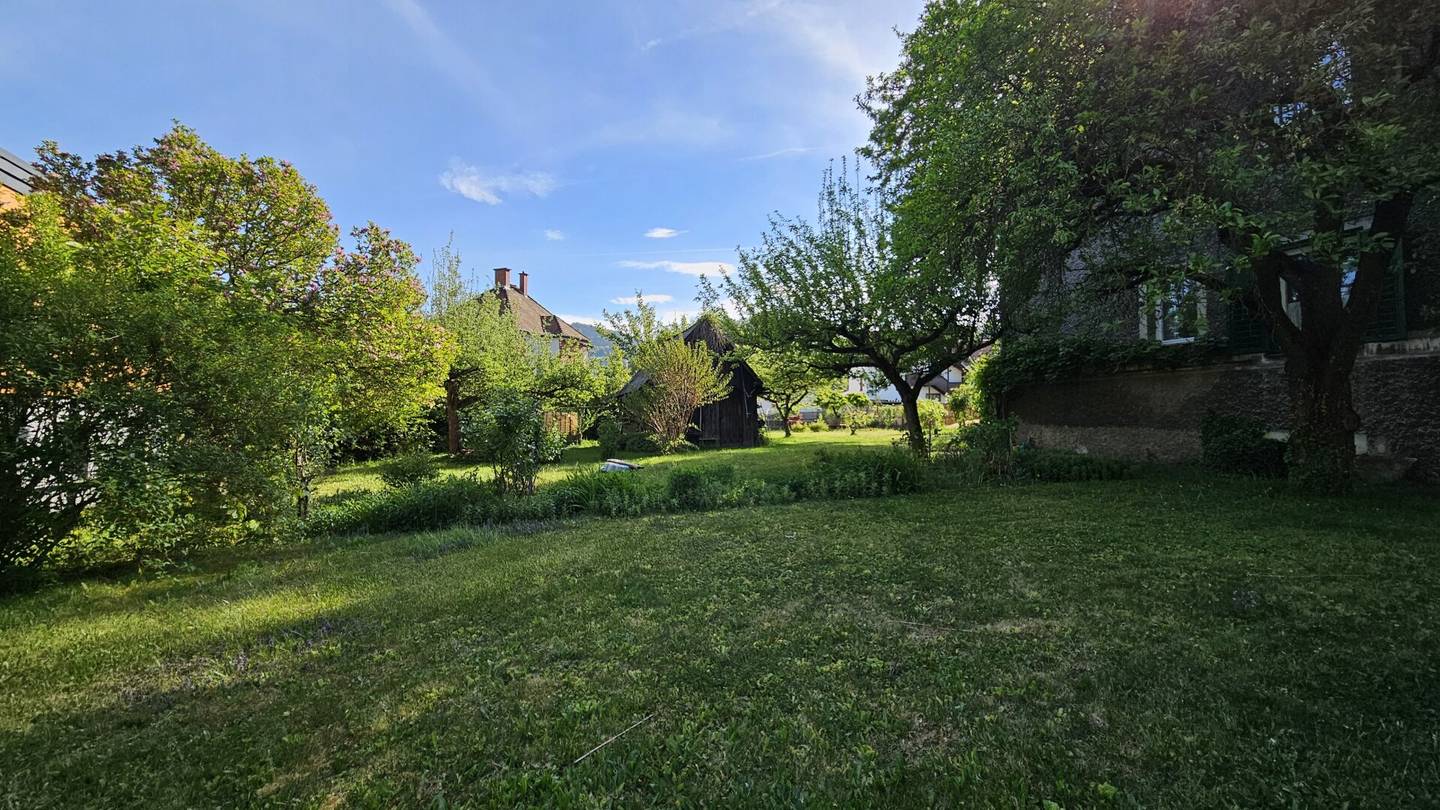 Centrally located, sunny, spacious plot, house expandable (also suitable as a construction project), very good infrastructure