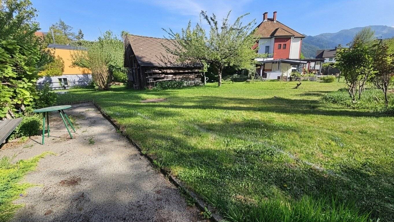 Centrally located, sunny, spacious plot, house expandable (also suitable as a construction project), very good infrastructure