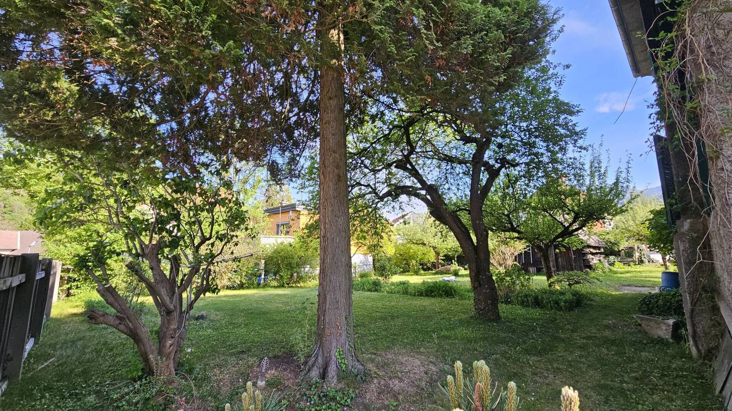 Centrally located, sunny, spacious plot, house expandable (also suitable as a construction project), very good infrastructure