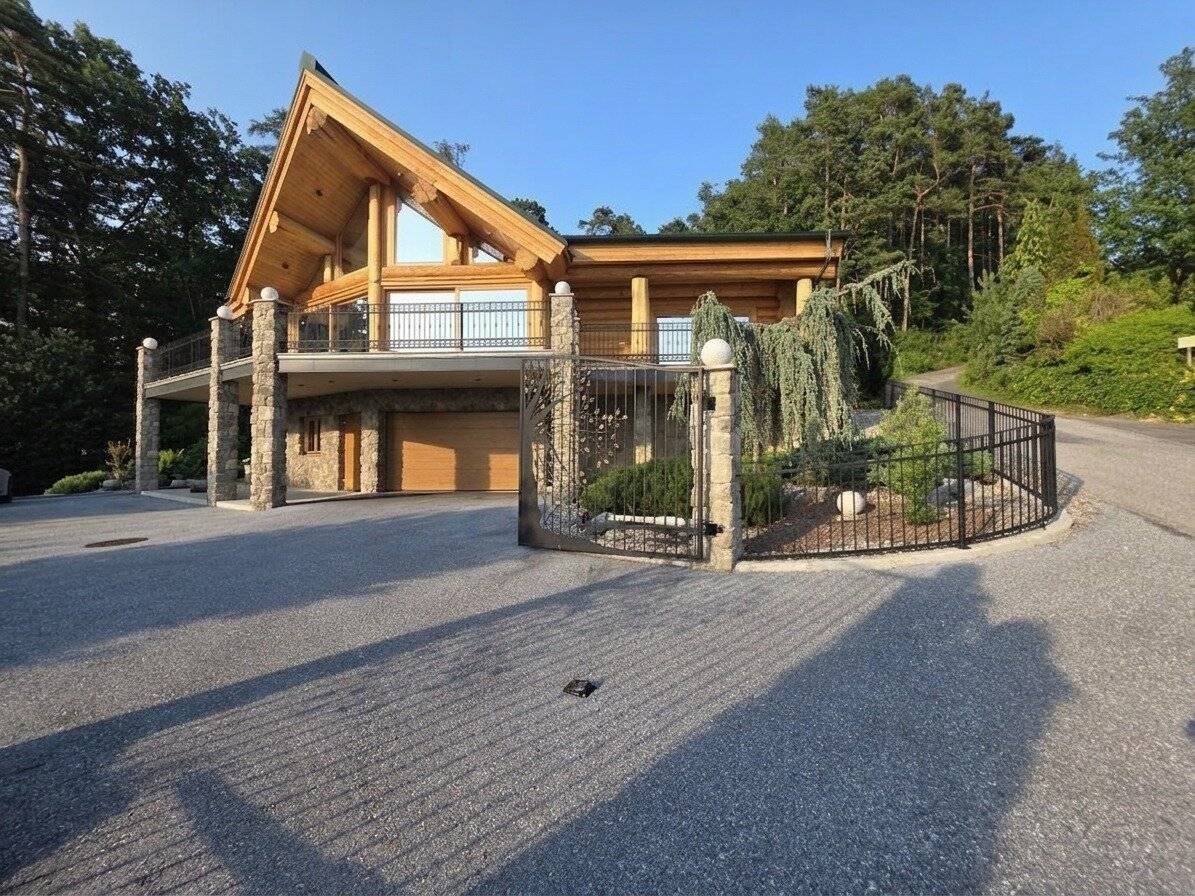 Exklusives kanadisches Zedernholzhaus in einzigartiger Aussichtslage