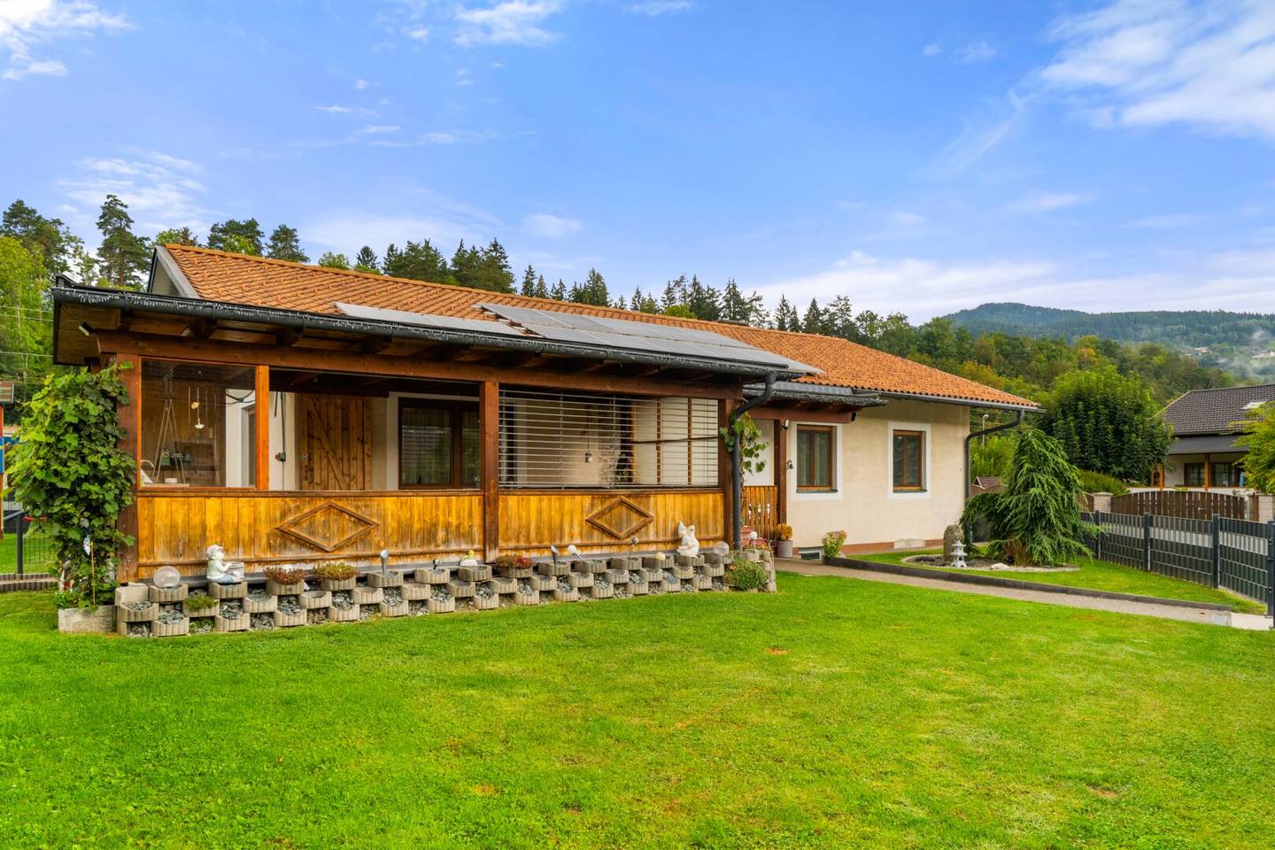 Platz für die ganze Familie - Vollunterkellerter Bungalow mit Pool in Glanegg!