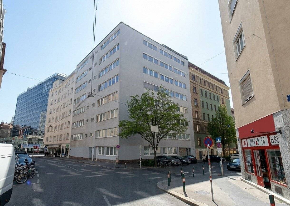 Commercial premises including parking space in the heart of 1040 Vienna: approx. 100 m², in need of renovation, excellent transport connections