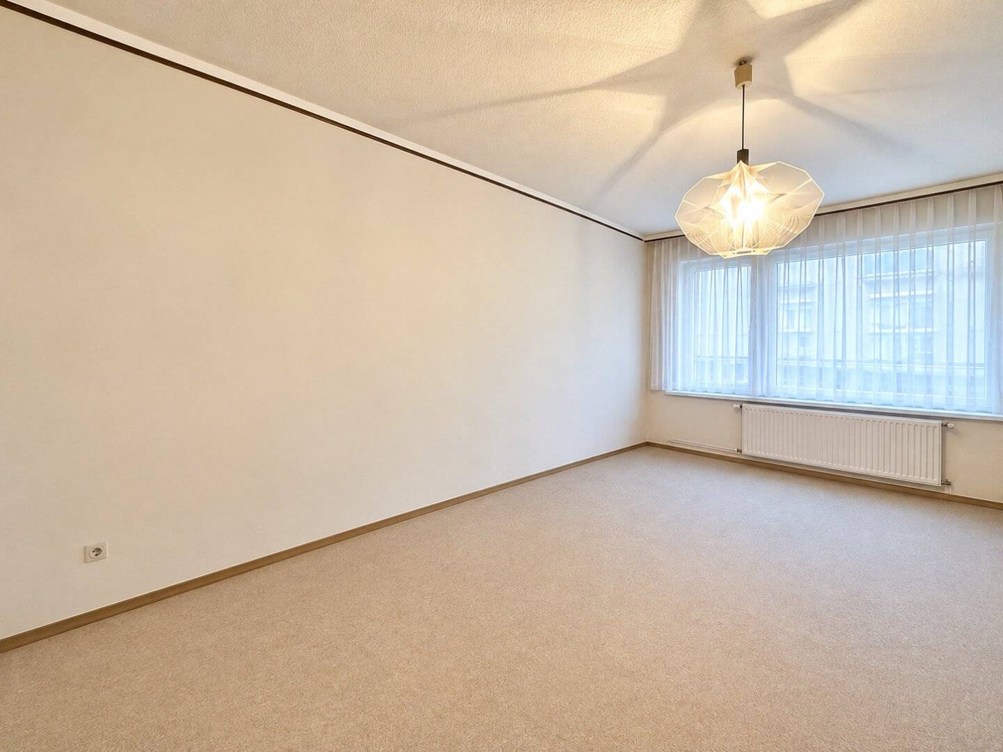 Commercial premises including parking space in the heart of 1040 Vienna: approx. 100 m², in need of renovation, excellent transport connections