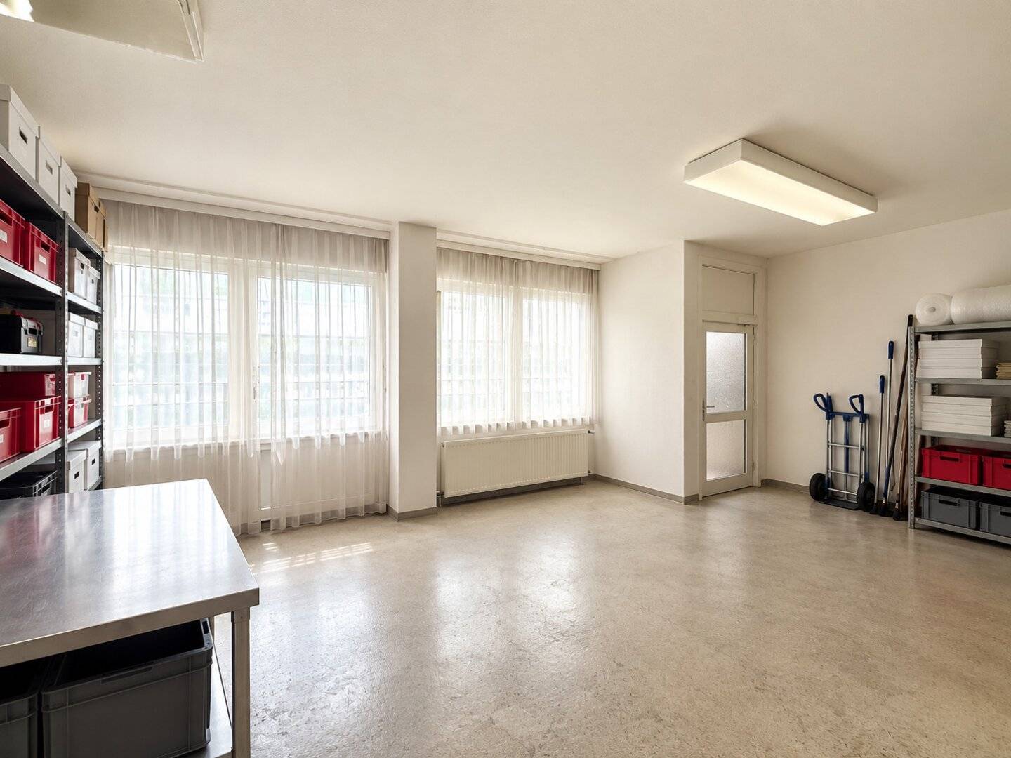 Commercial premises including parking space in the heart of 1040 Vienna: approx. 100 m², in need of renovation, excellent transport connections