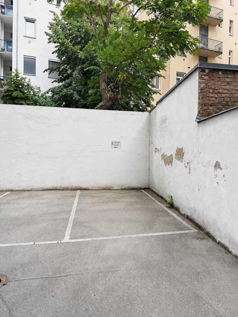 Commercial premises including parking space in the heart of 1040 Vienna: approx. 100 m², in need of renovation, excellent transport connections