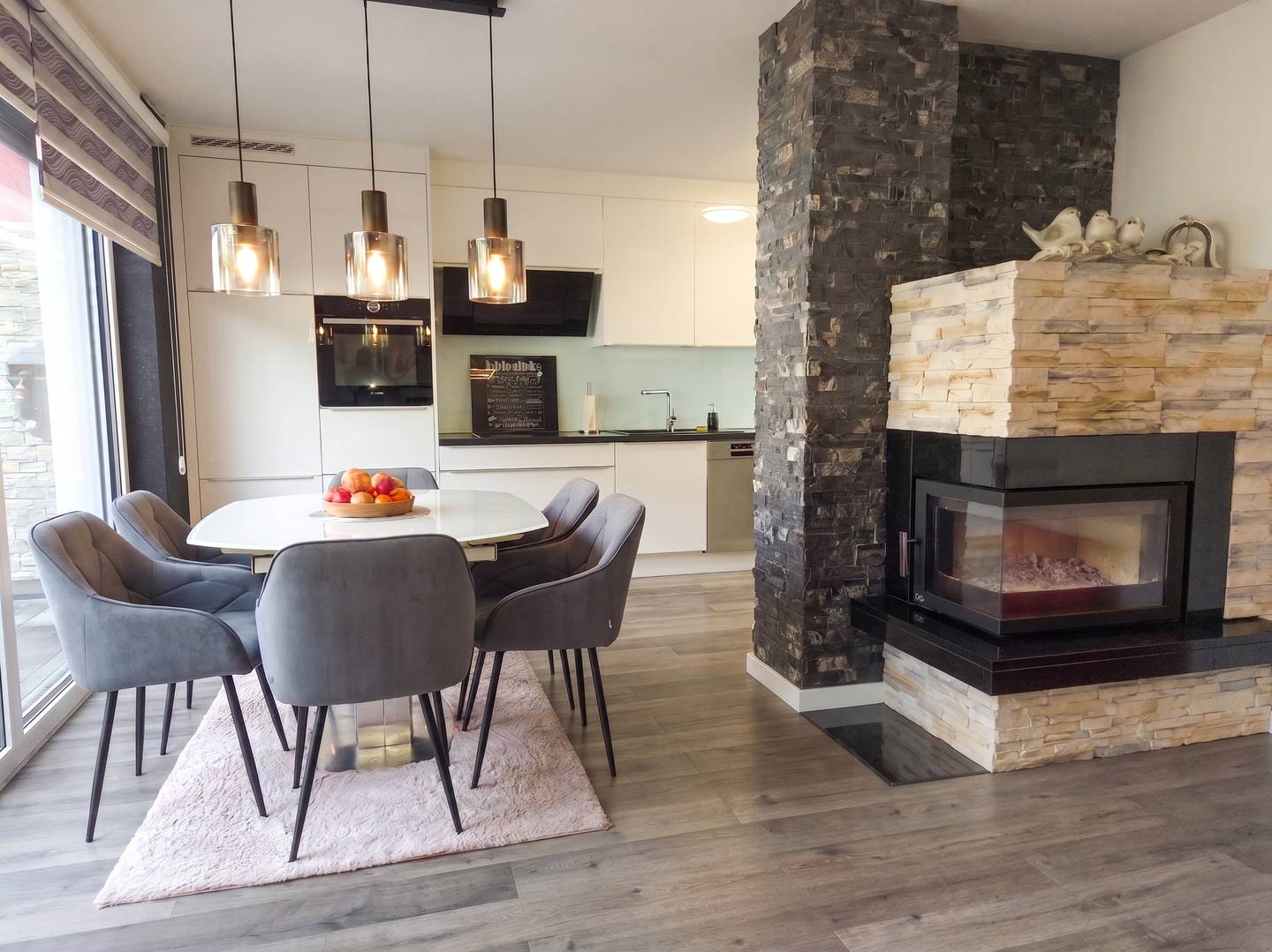 Modern family apartment with large terrace and mountain view