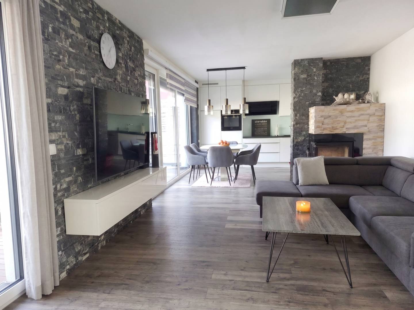 Modern family apartment with large terrace and mountain view
