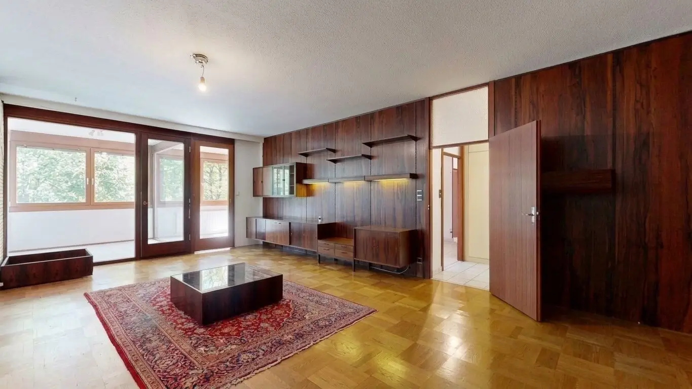 Extravagant apartment in sought-after location | 3 rooms | glazed loggia | elevator | underground parking space