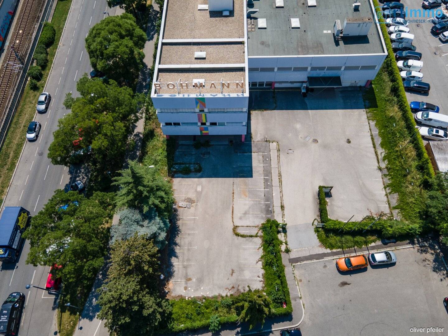 COMMERCIAL PLOT WITH EXISTING BUILDING AND PROJECT PLANNING and Existing Building with High Potential