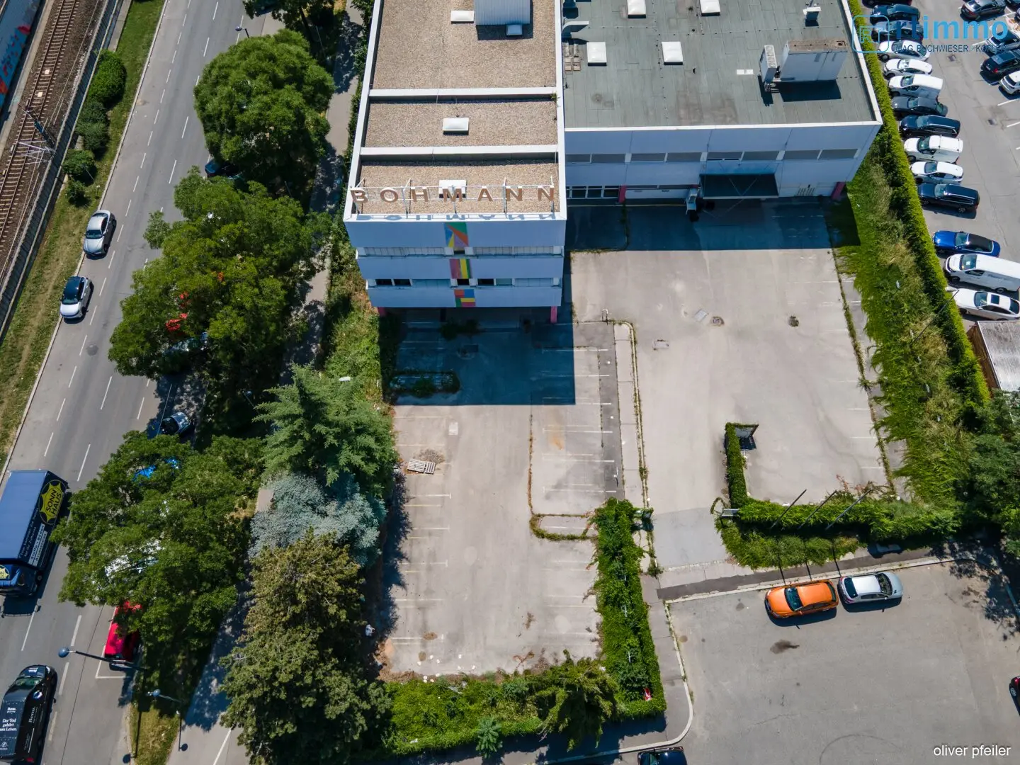 COMMERCIAL PLOT WITH EXISTING BUILDING AND PROJECT PLANNING and Existing Building with High Potential