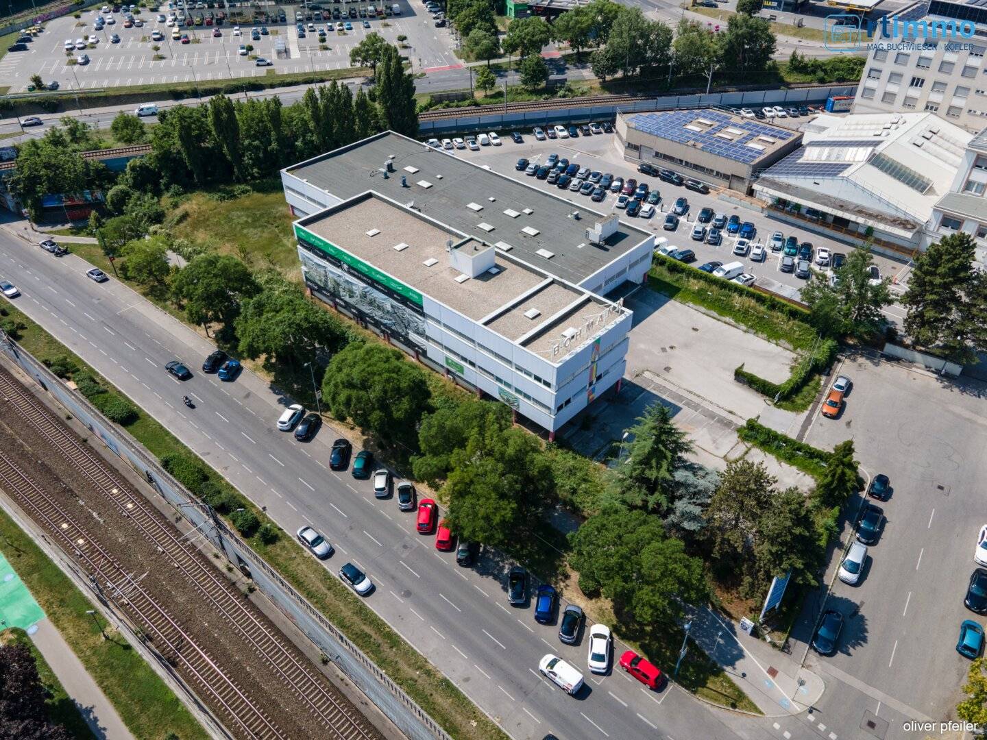 COMMERCIAL PLOT WITH EXISTING BUILDING AND PROJECT PLANNING and Existing Building with High Potential