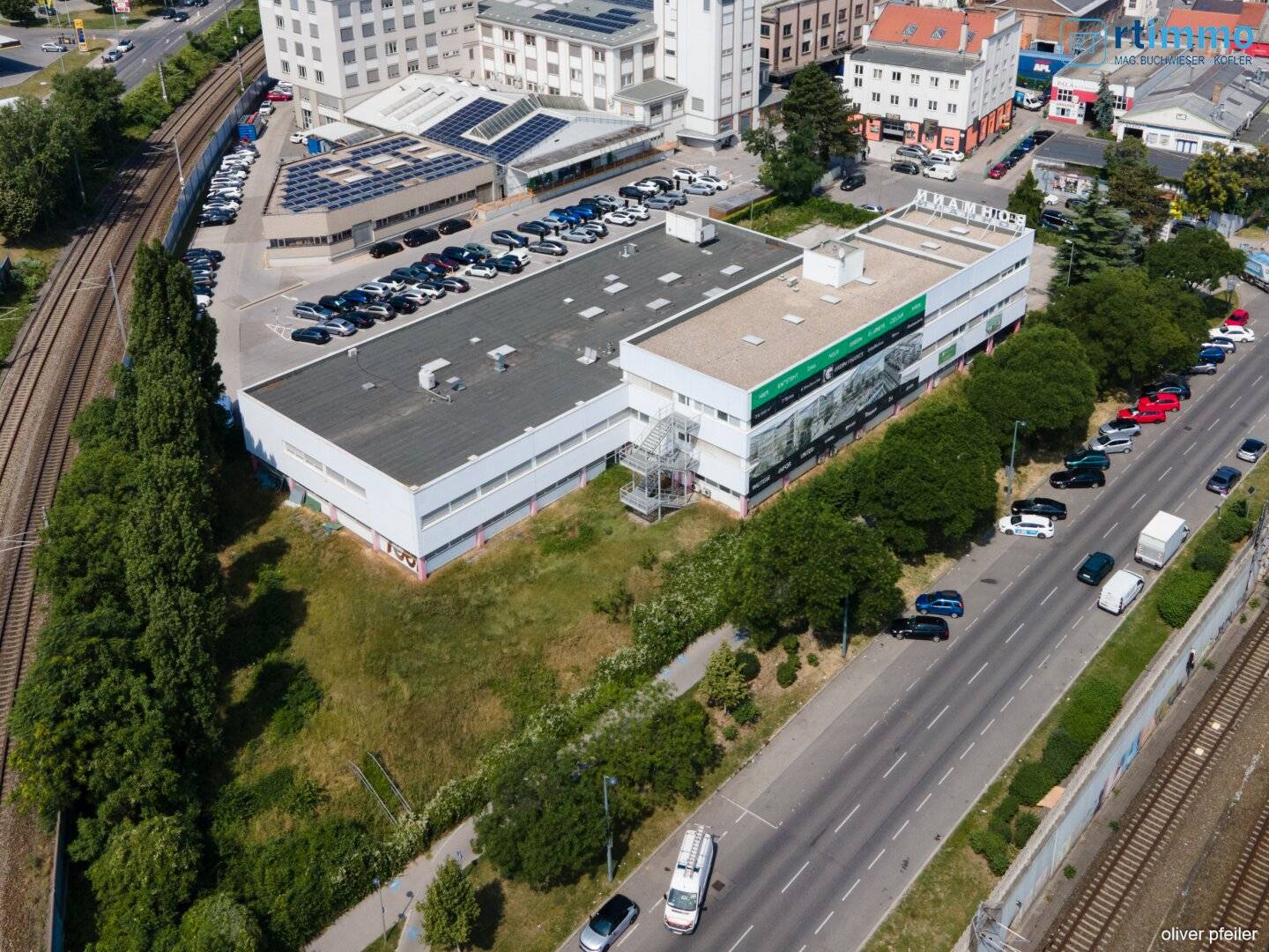 COMMERCIAL PLOT WITH EXISTING BUILDING AND PROJECT PLANNING and Existing Building with High Potential