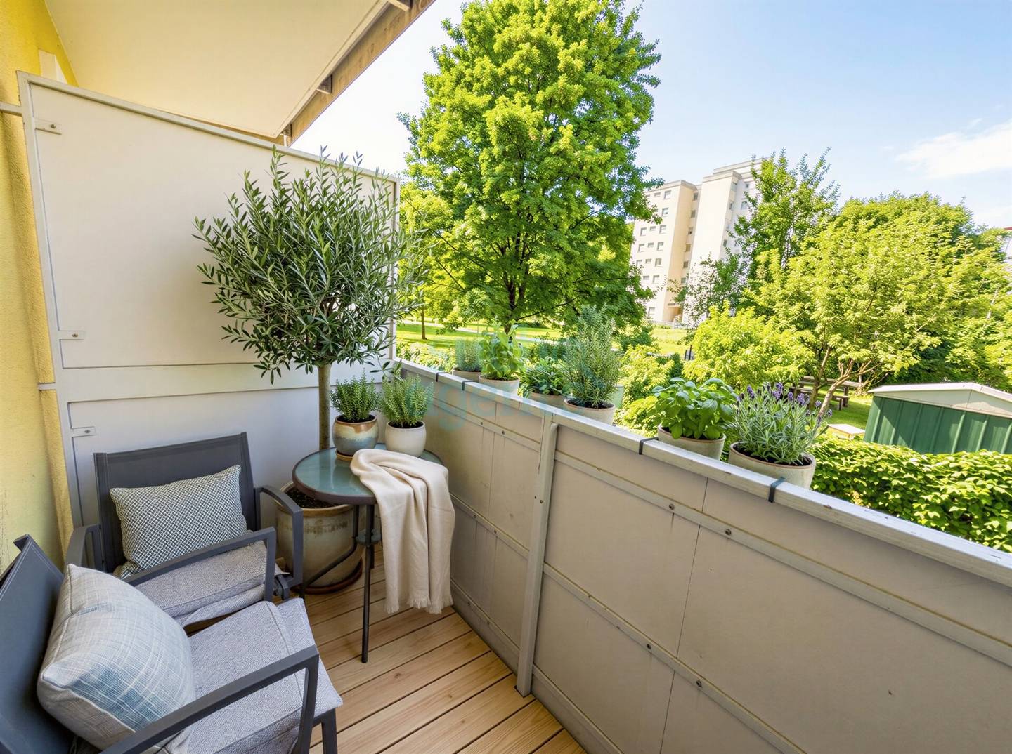Helle Garçonnière mit Balkon und Grünblick