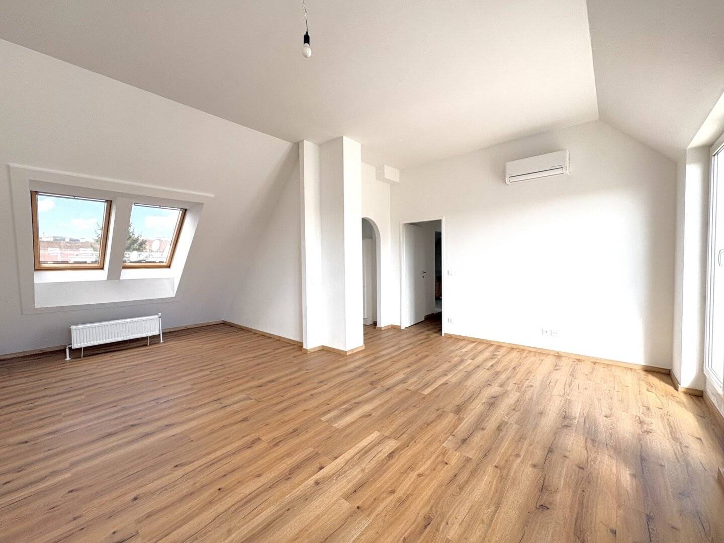 WUNDERSCHÖNE DG-WOHNUNG MIT TRAUMBAD, TERRASSE UND KLIMAANLAGE