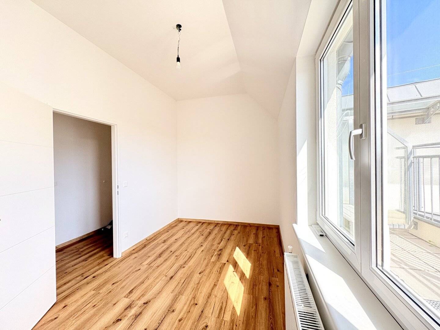 WUNDERSCHÖNE DG-WOHNUNG MIT TRAUMBAD, TERRASSE UND KLIMAANLAGE