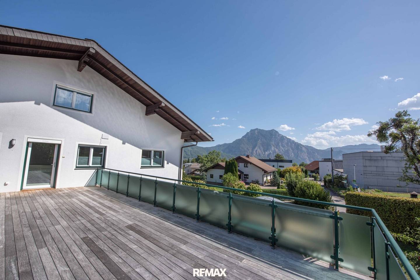 Spacious 4-room apartment in Altmünster, fully renovated with balcony, terrace and garage!