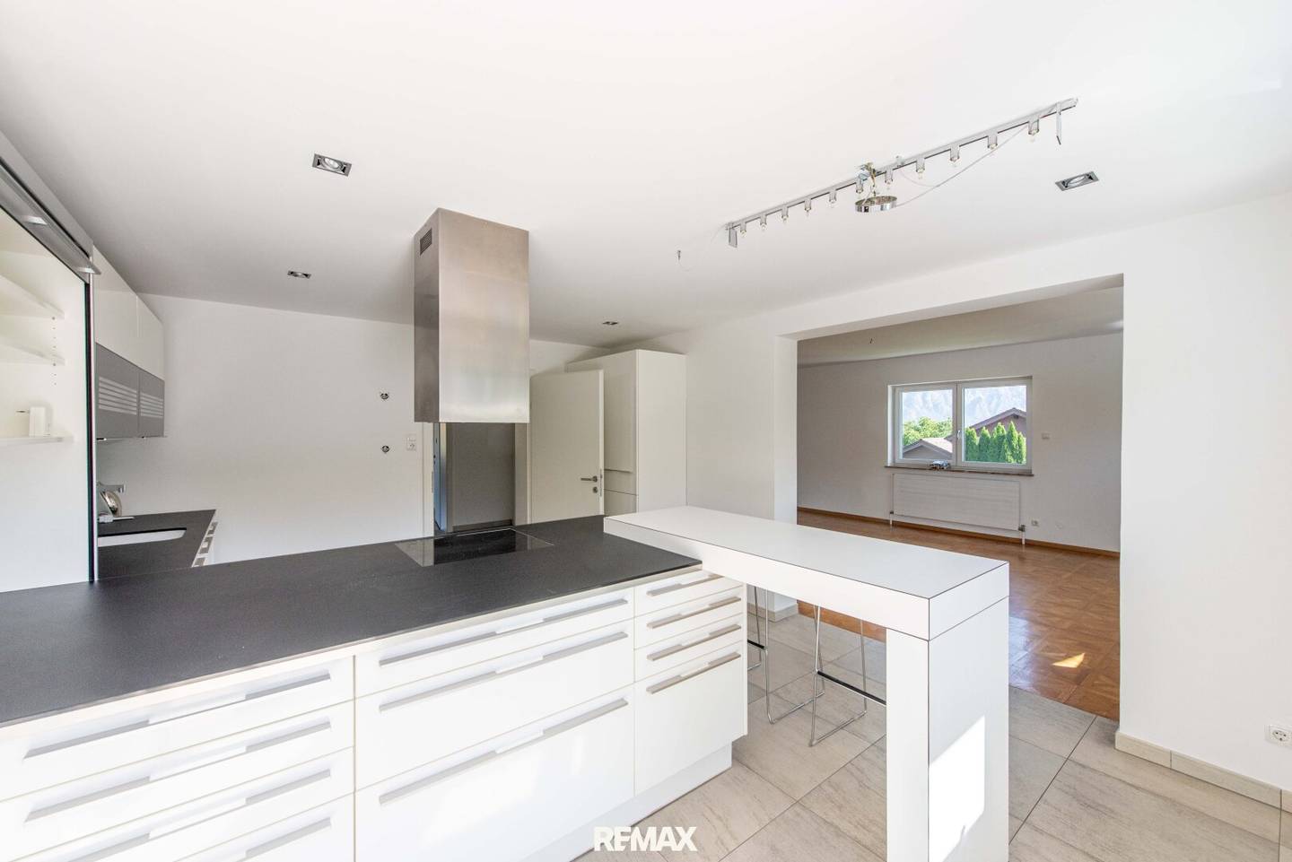 Spacious 4-room apartment in Altmünster, fully renovated with balcony, terrace and garage!