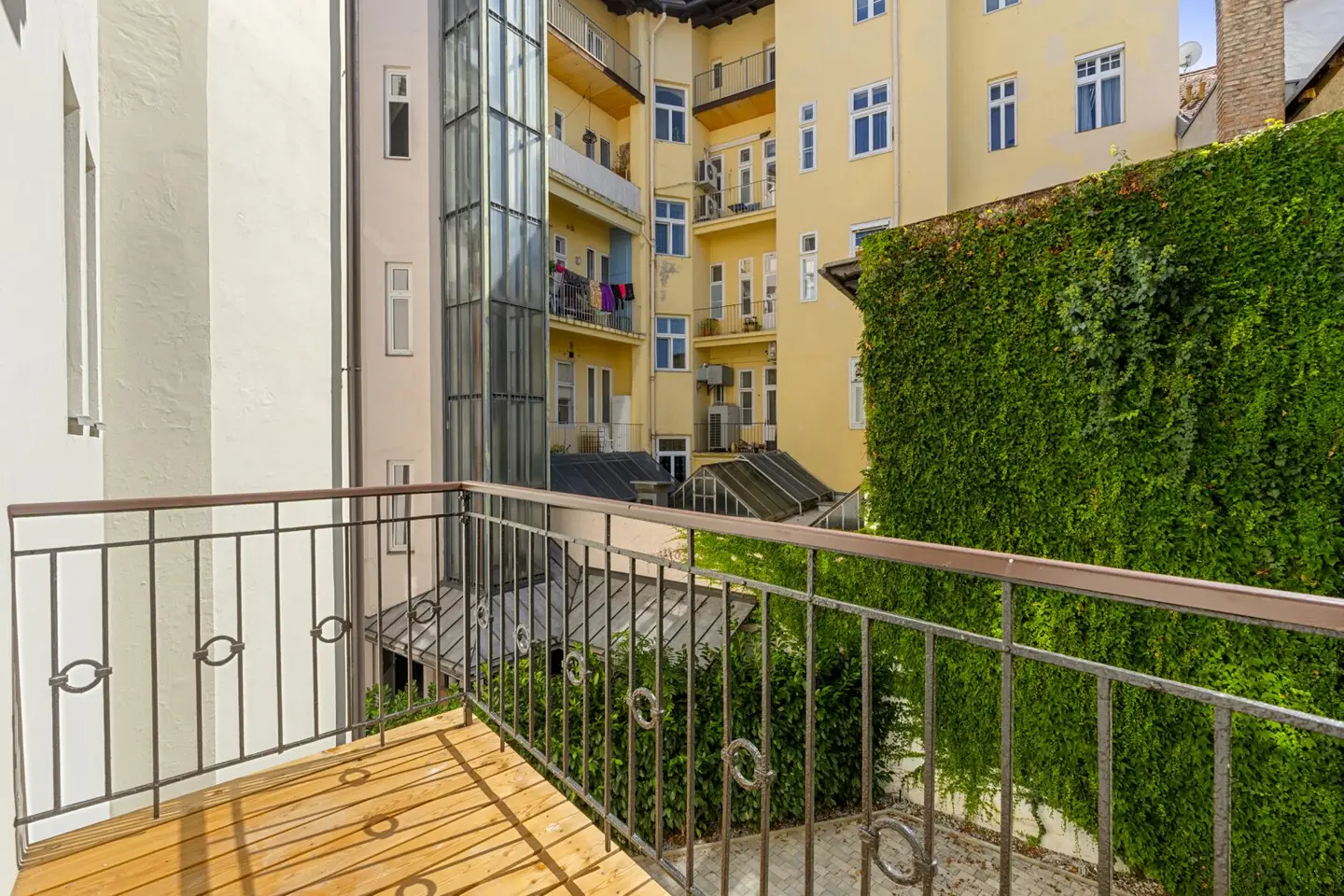 Traumhafte Altbauwohnung in der 1. Etage - komplett saniert !!!