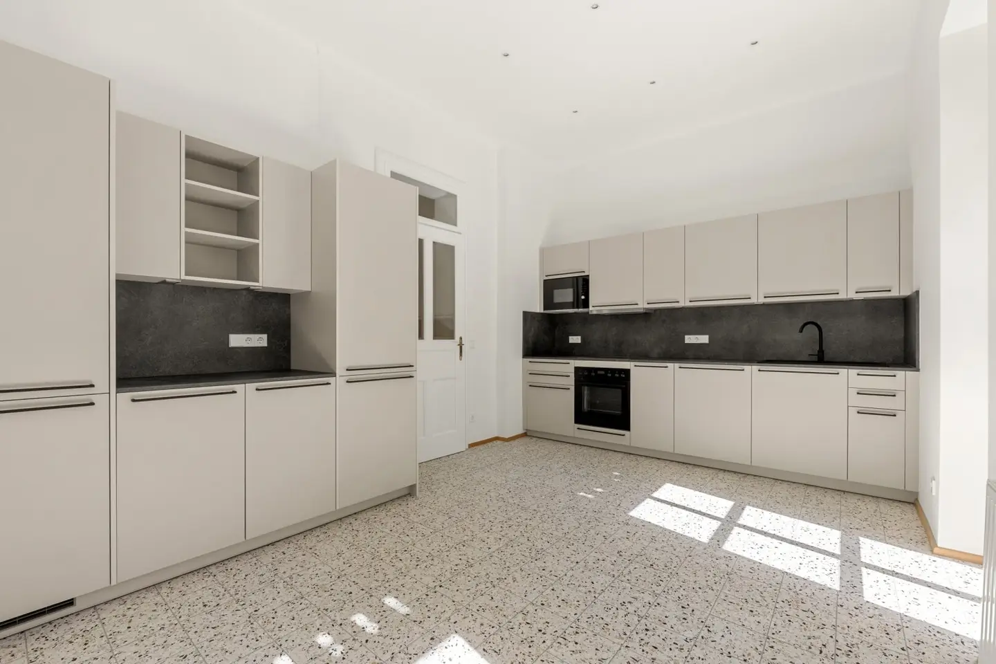 Traumhafte Altbauwohnung in der 1. Etage - komplett saniert !!!