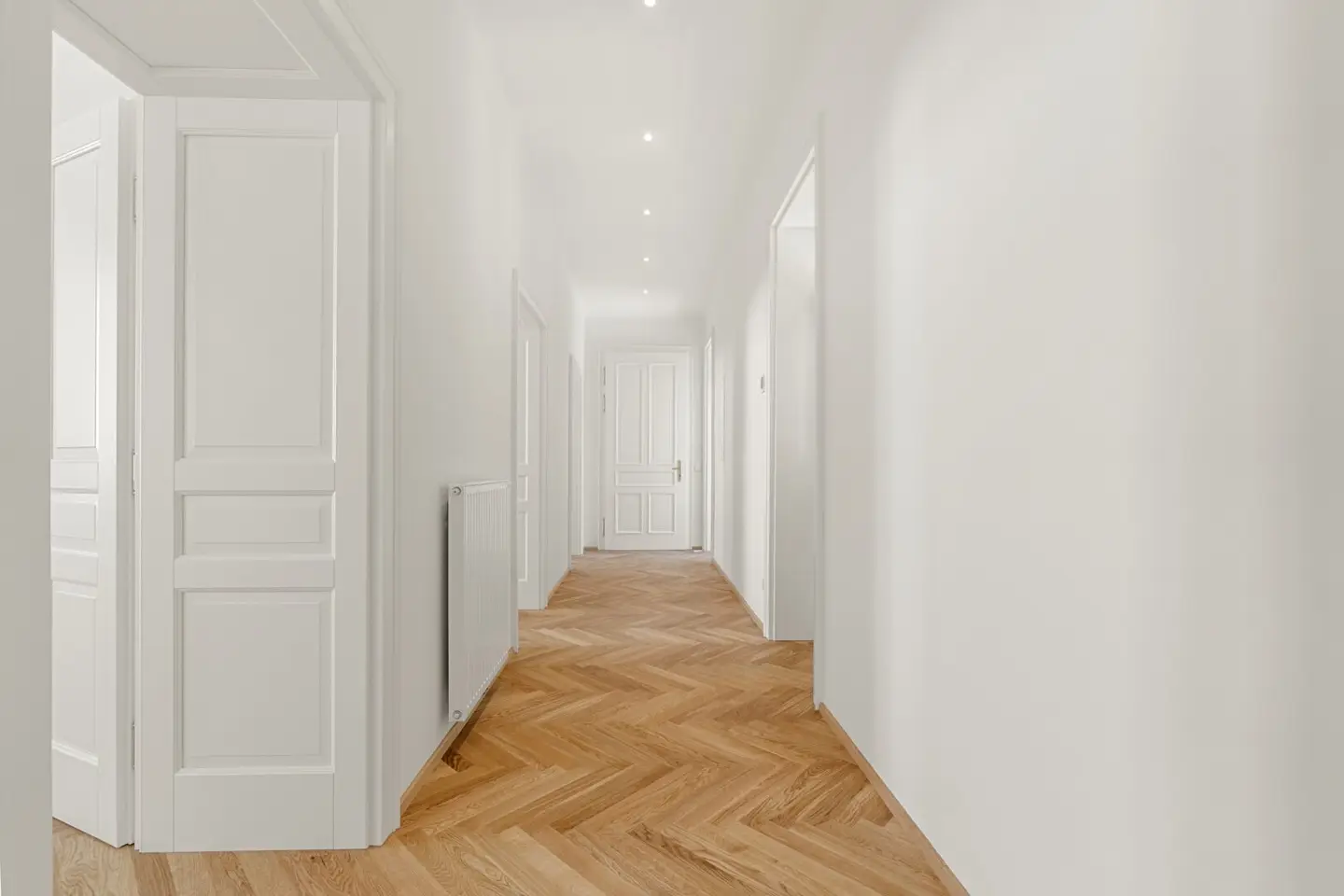 Traumhafte Altbauwohnung in der 1. Etage - komplett saniert !!!