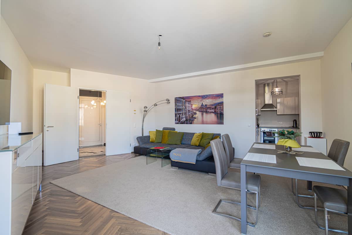 Elegant Wohnung with park view at Gemonaplatz