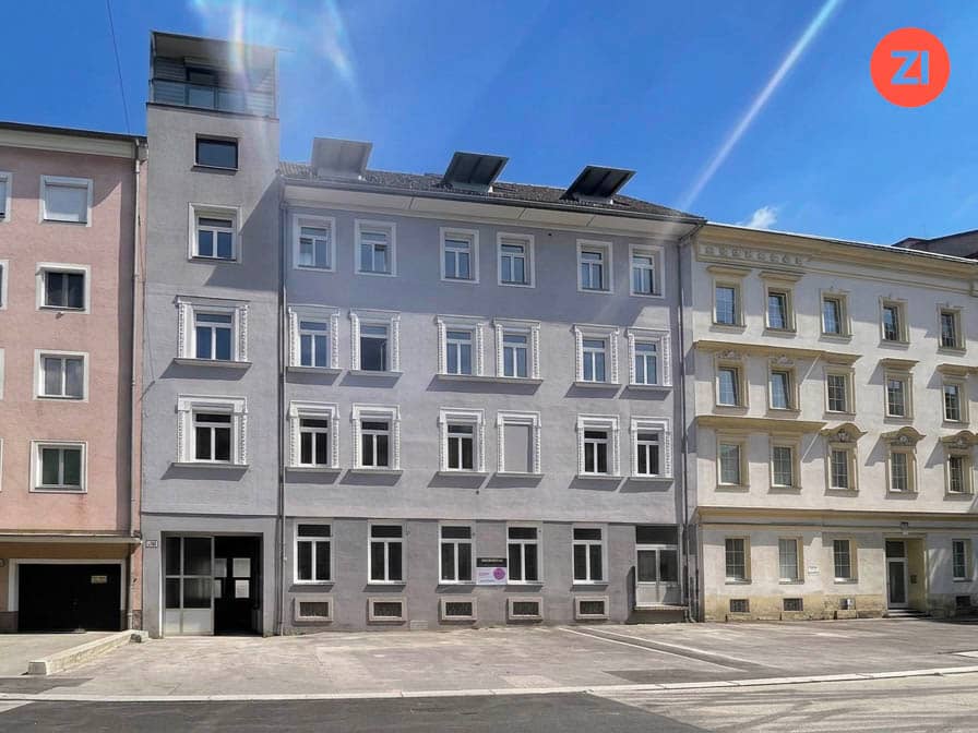 Centrally located well connected apartment with courtyard access