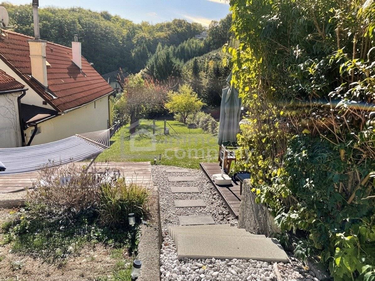 Comprehensively renovated house on approx. 1,190 m² plot with XXL garden, cellar, garages, expansion potential and furniture included free of charge
