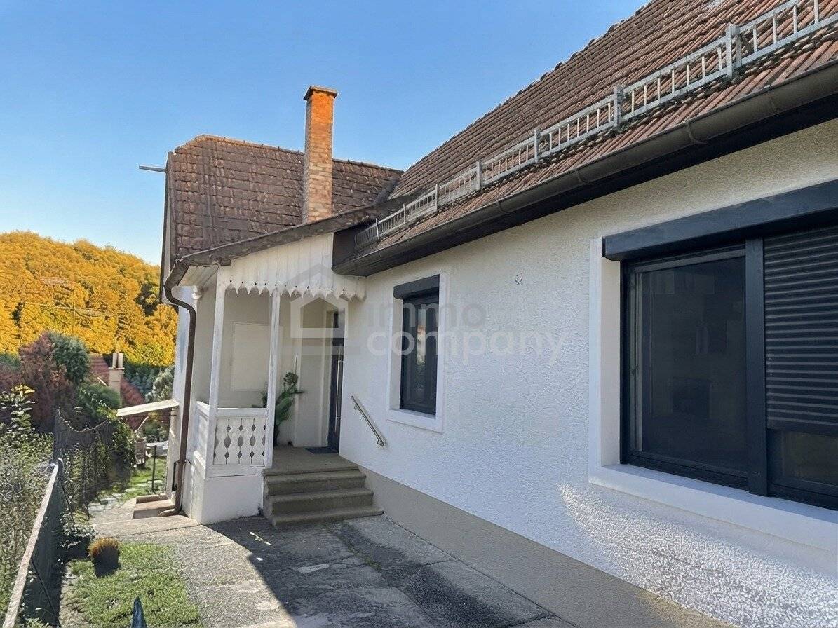 Comprehensively renovated house on approx. 1,190 m² plot with XXL garden, cellar, garages, expansion potential and furniture included free of charge