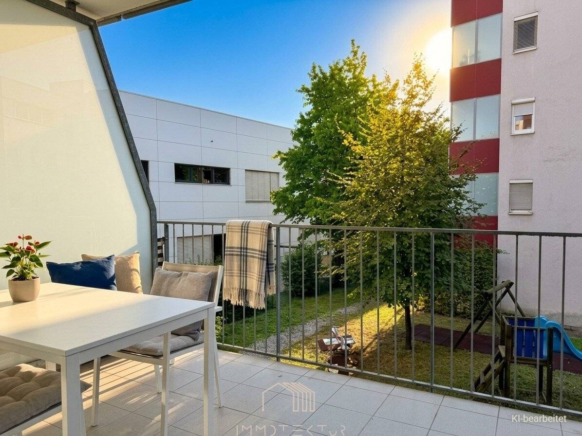 TOP LOCATION: Sunny studio with west balcony and underground garage