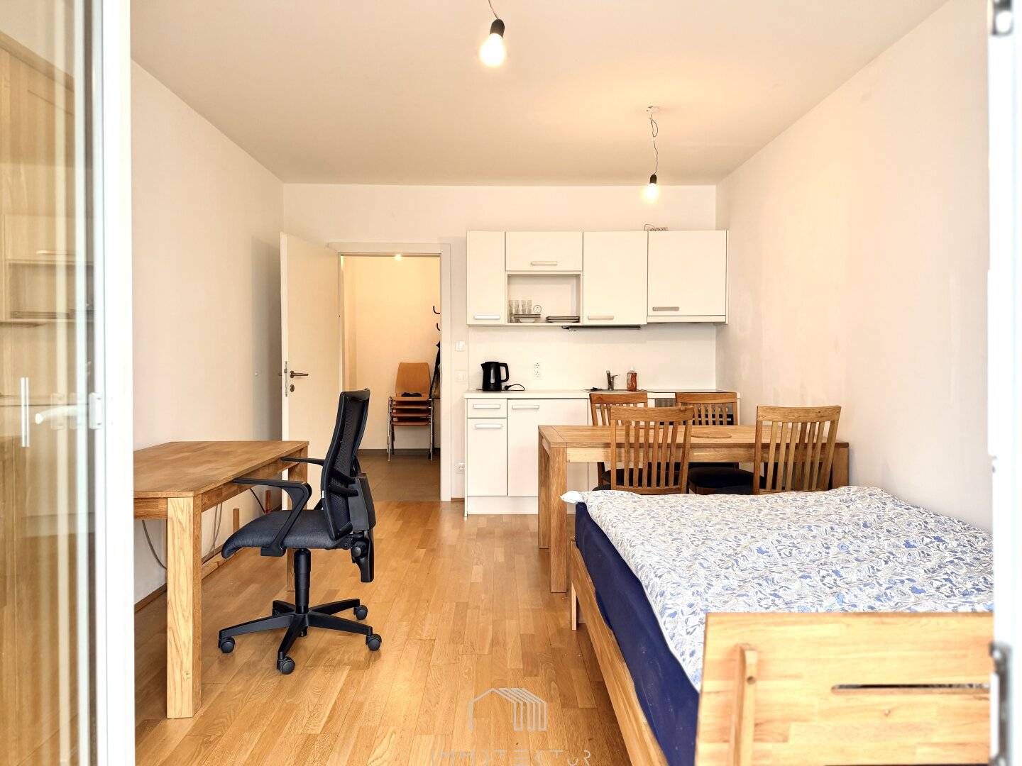 TOP LOCATION: Sunny studio with west balcony and underground garage
