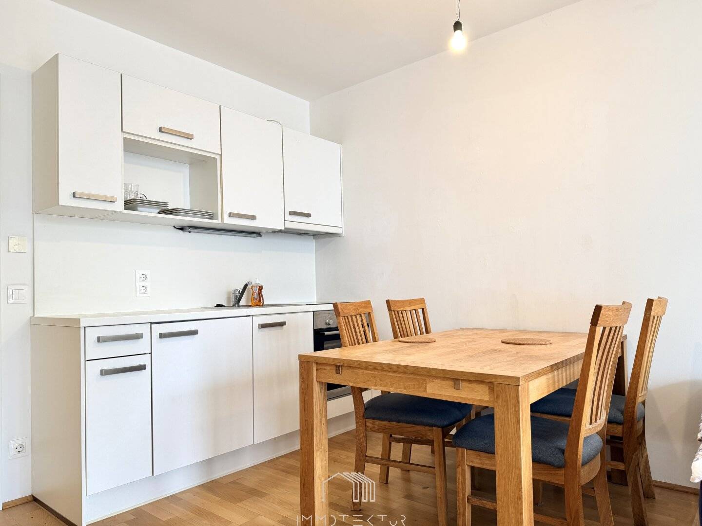 TOP LOCATION: Sunny studio with west balcony and underground garage