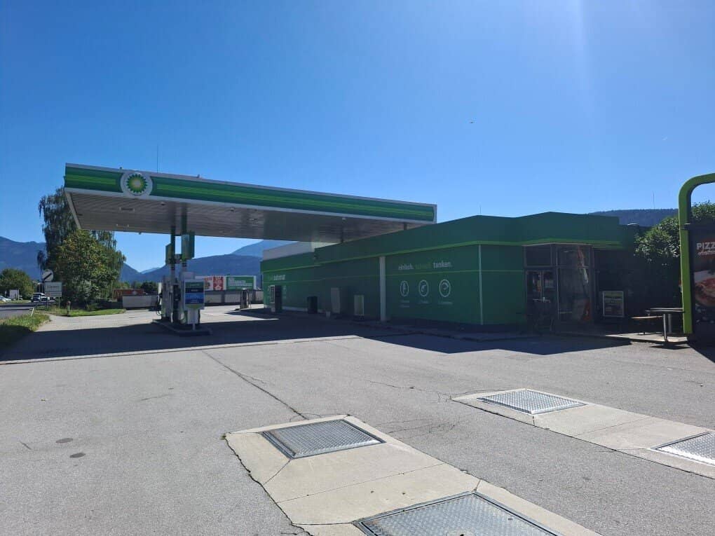 Disused filling station with large plot for sale near Liezen