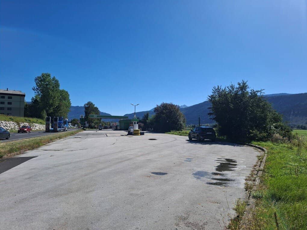 Disused filling station with large plot for sale near Liezen