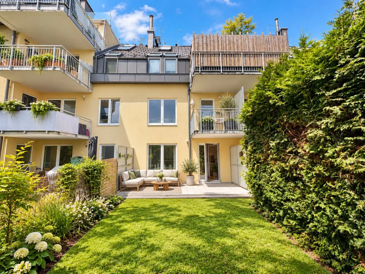 Maisonette mit Reihenhaus-Charakter | Eigengarten, Terrasse, Balkon &amp; Tiefgarage | Nähe Bahnhof Unterkritzendorf
