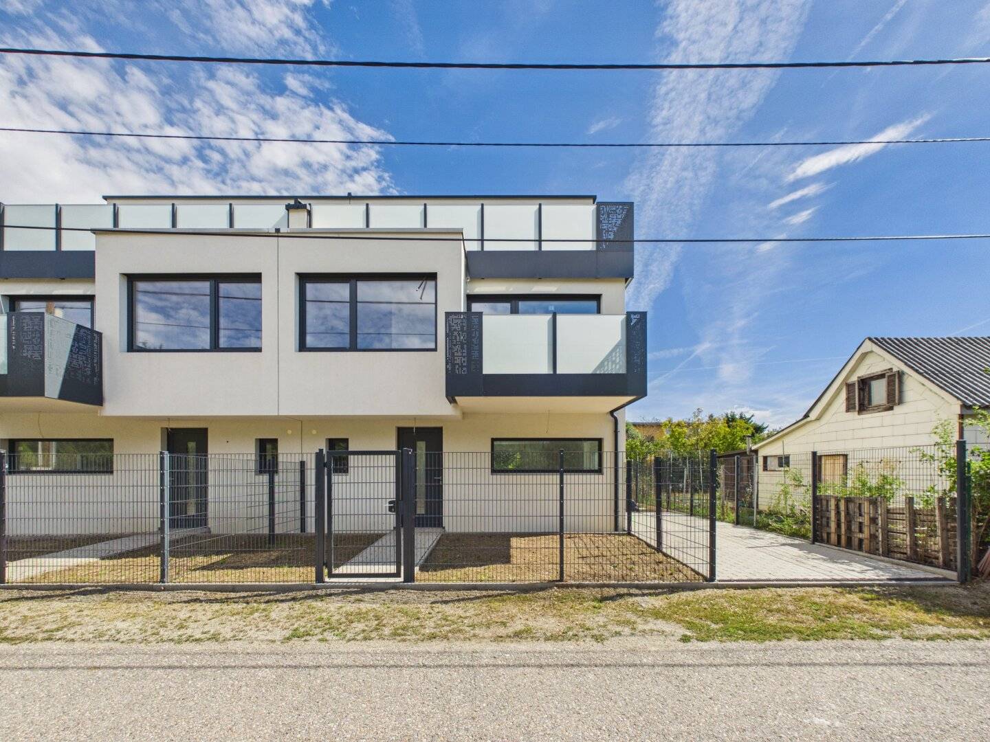 Shell-finish semi-detached house with approx. 152 m² living space | Garden and roof terrace | 1220 Vienna