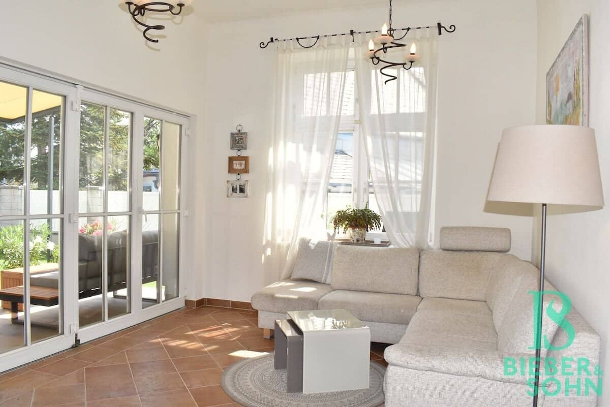 Impressive, charming single-family house with lots of privacy and flexible room layout