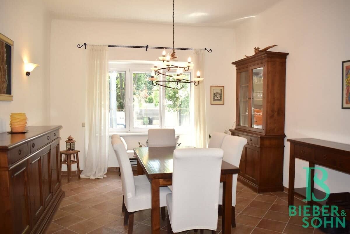 Impressive, charming single-family house with lots of privacy and flexible room layout