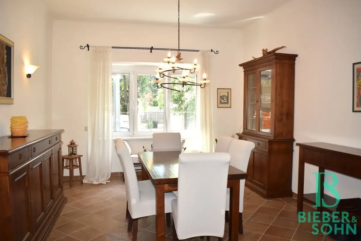 Impressive, charming single-family house with lots of privacy and flexible room layout