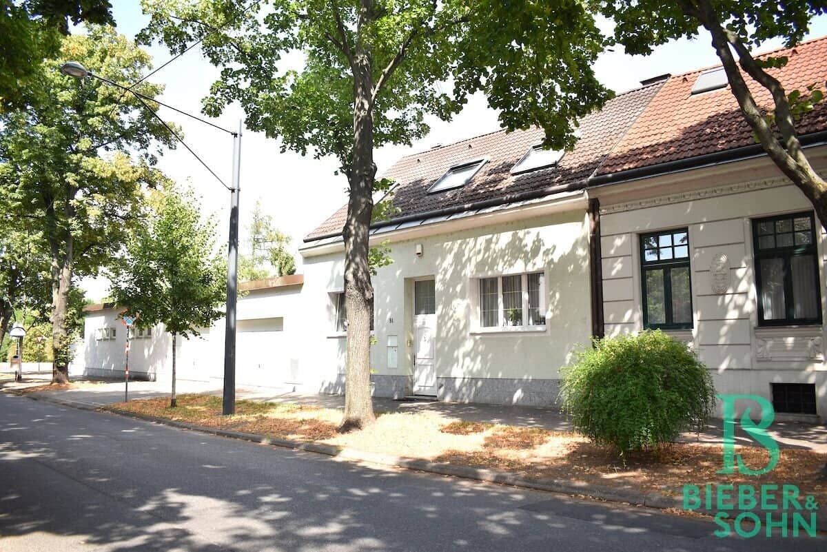 Impressive, charming single-family house with lots of privacy and flexible room layout