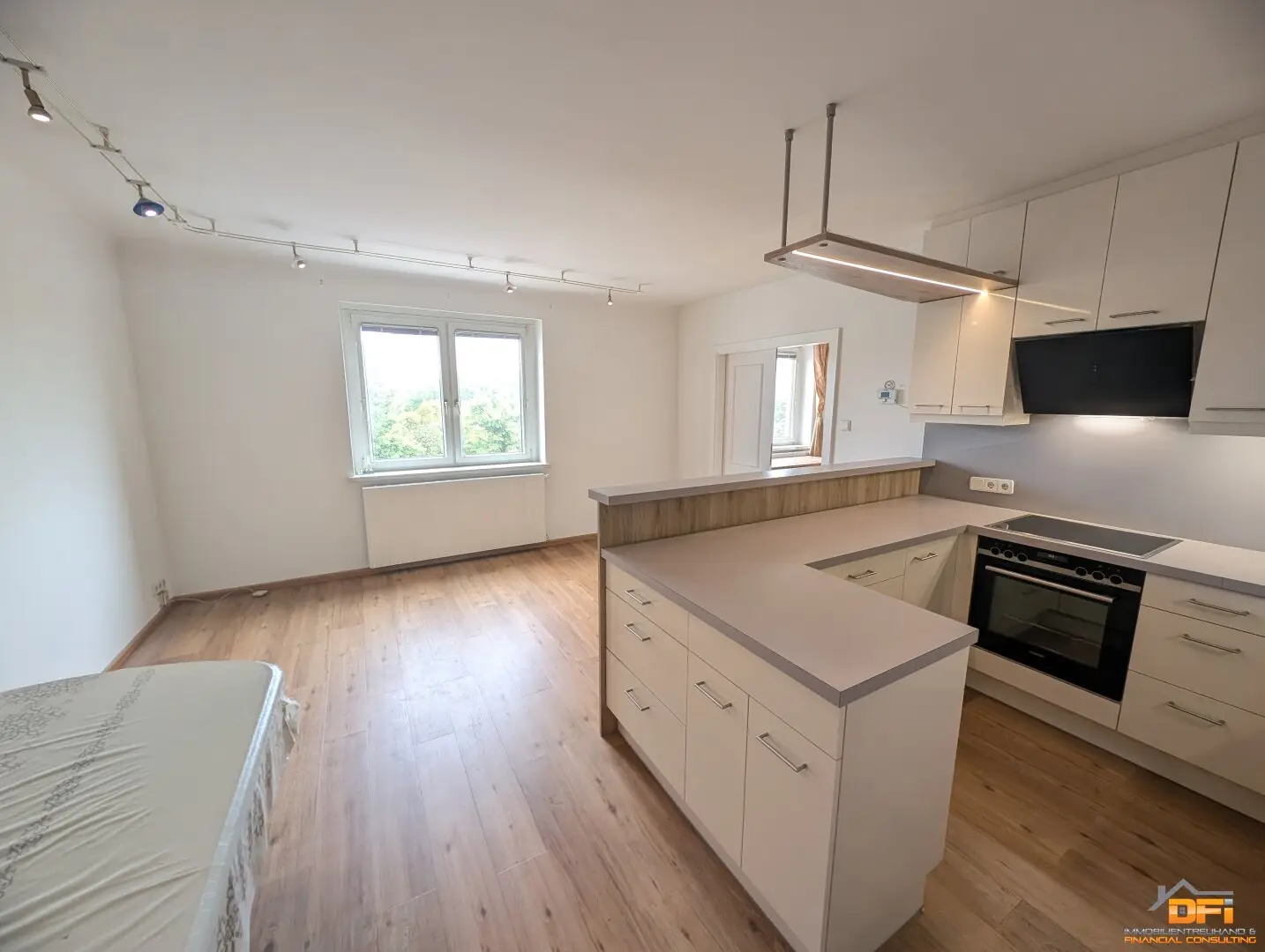 BALKONTRAUM: Gut geschnittene 3-Zimmer Wohnung mit großem Balkon in zentraler Wohnlage direkt beim Reumannplatz