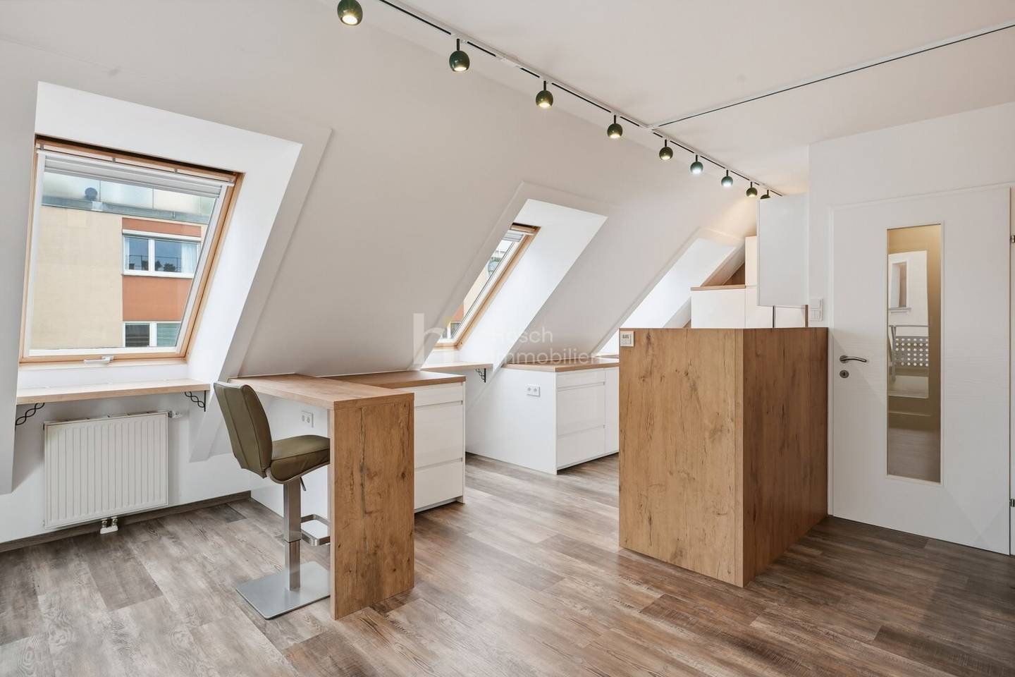 Tischlerqualität und Westterrasse: Helle 2-Zimmer-Wohnung im Dachgeschoss